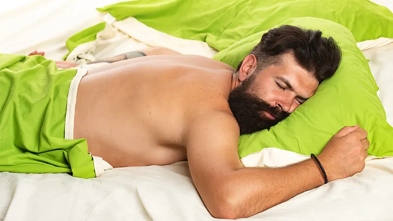 Un homme barbu au premier stade du sommeil.