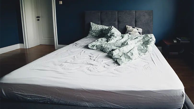 Image d'une chambre à coucher avec un lit et un matelas remis à neuf.
