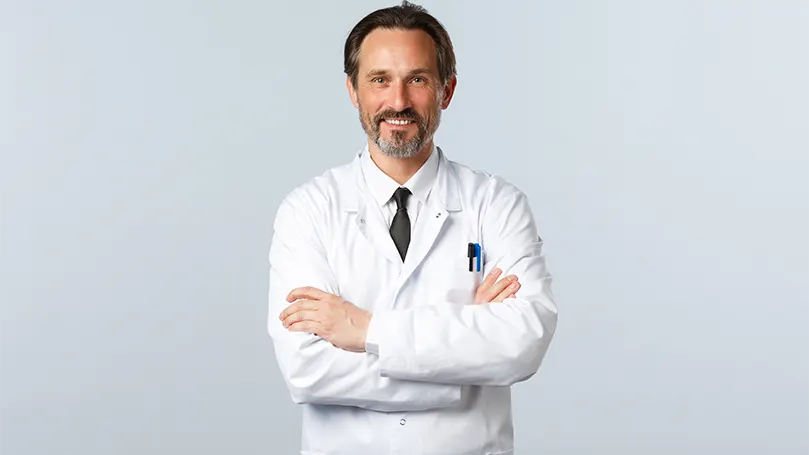 Un médecin en blouse blanche.