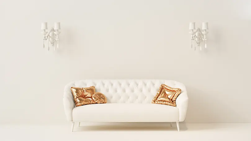 Image d'un canapé moderne avec deux oreillers dorés