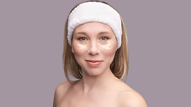 Image d'une femme à laquelle on a appliqué une crème anti-âge sur le visage.