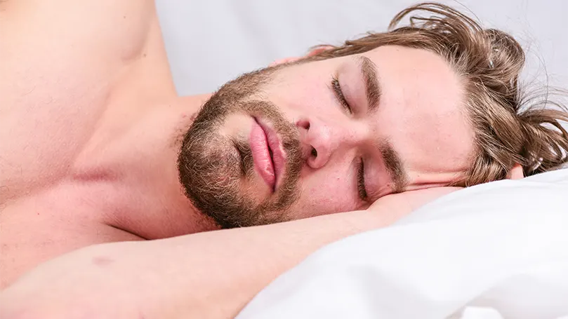 Image d'un jeune homme en phase de sommeil profond.