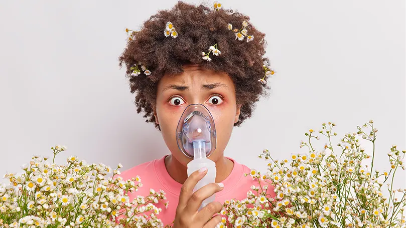Une jeune femme porte un masque respiratoire.