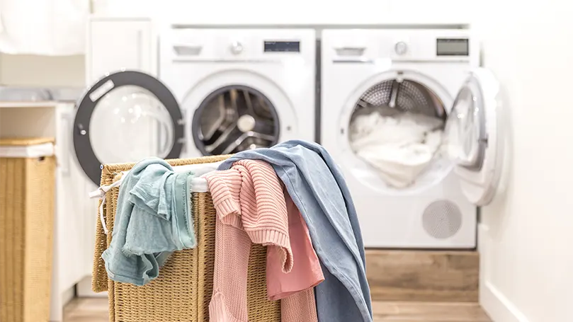 Image d'un panier à linge contenant des vêtements à laver.