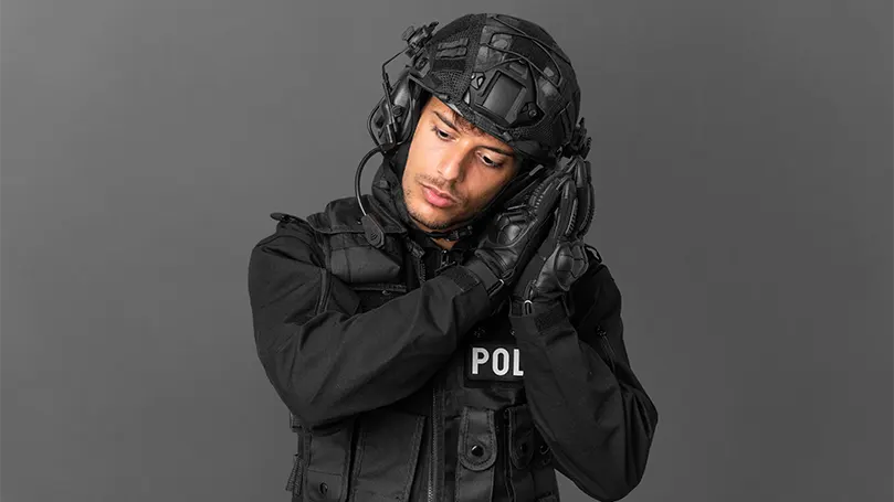 Une image d'un homme en uniforme de police.