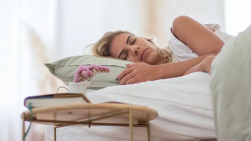 Image d'une femme dormant et respirant dans son lit.