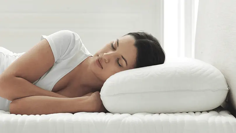 Image d'une femme dormant sur l'oreiller Octaspring True Evolution Anatomic.