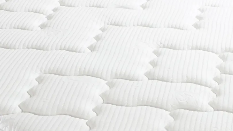 Un gros plan de la housse du matelas Sealy Posturepedic Pearl Luxury Pillow Top.
