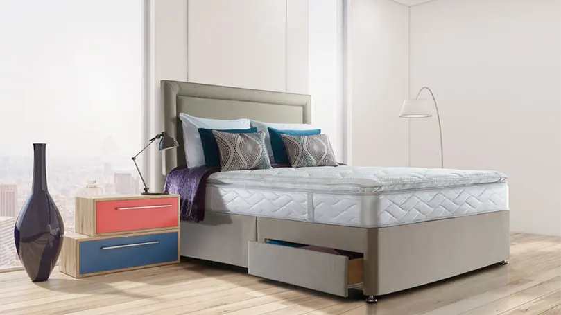 Image du matelas Pearl Luxury Pillow Top de Sealy Posturepedic dans une chambre à coucher.