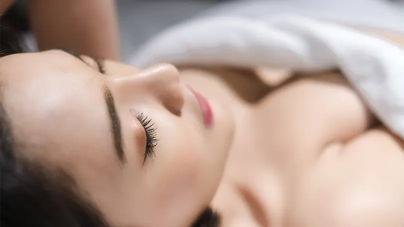 Une image d'une belle femme asiatique dormant nue.