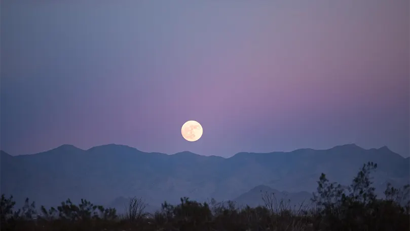 Image d'une pleine lune en soirée.