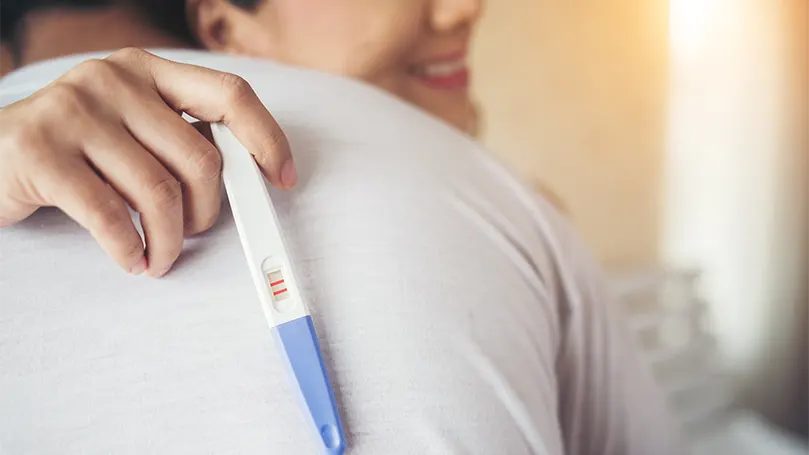 Image d'un couple heureux grâce à un test de grossesse positif