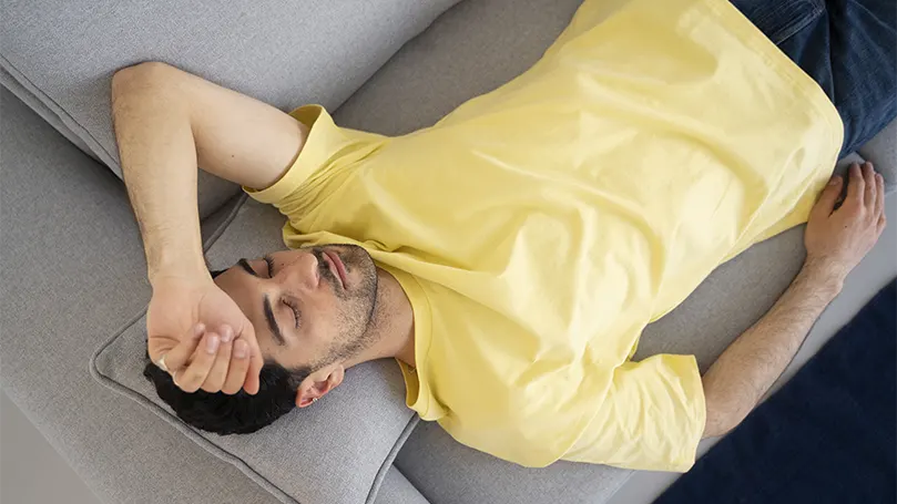 Image d'un homme en chemise jaune qui dort sans ronfler