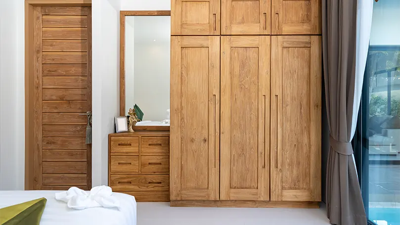 Image d'une chambre à coucher moderne avec armoire.