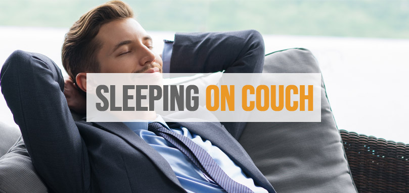 Image en vedette d'une personne dormant sur un canapé.