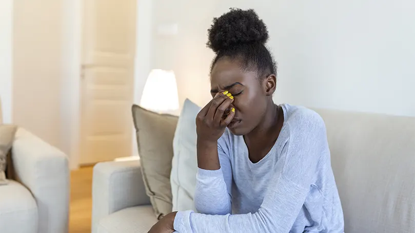 Image d'une jeune femme noire souffrant d'une fatigue oculaire,