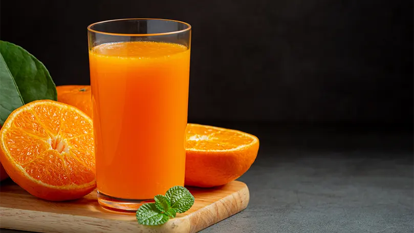 Image d'un verre de jus d'orange.