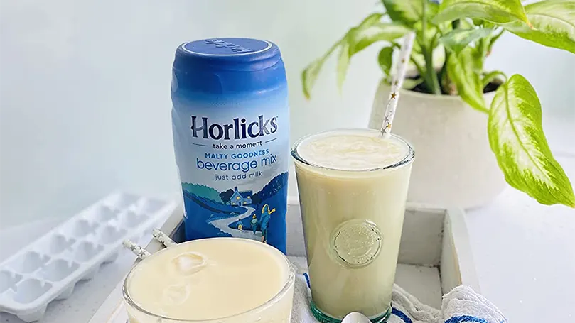 Horlicks dans un verre avec une paille.