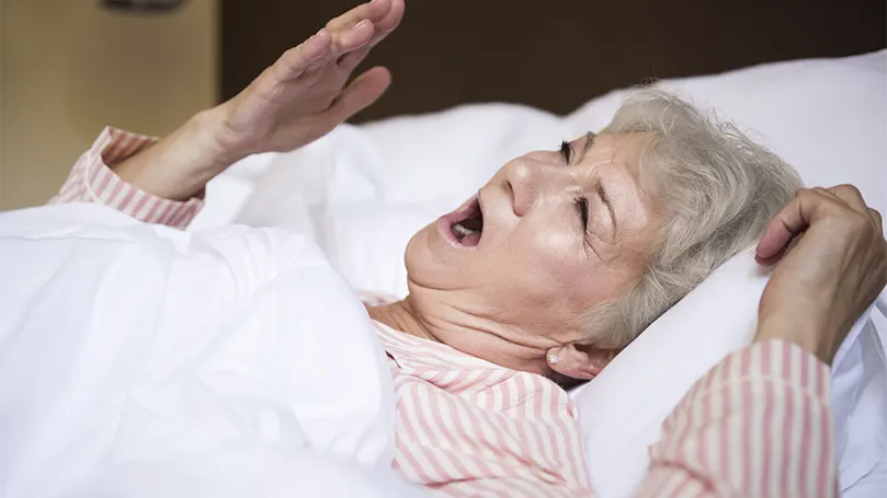 Image d'une femme âgée respirant par le nez.