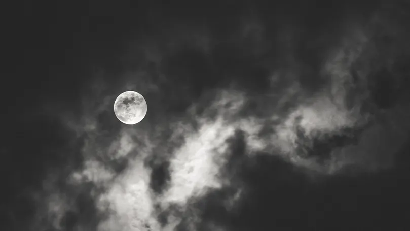 Une image de la lune et des nuages qui l'entourent
