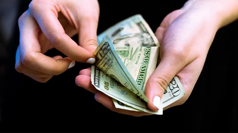 Image d'une personne comptant son argent