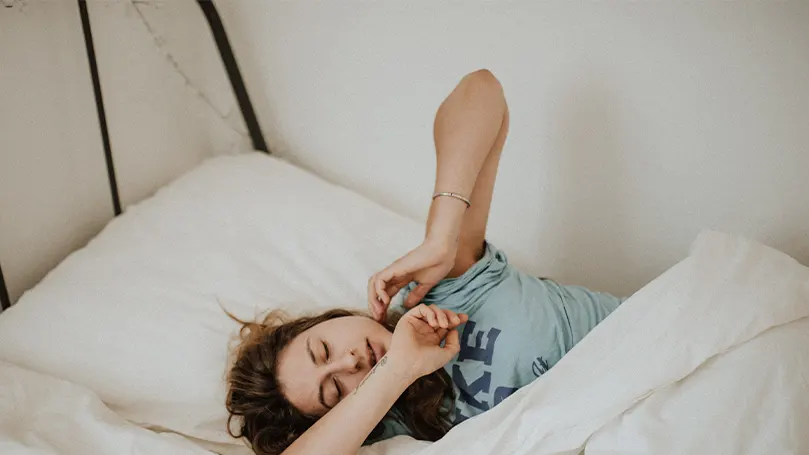 Image d'une femme dormant dans un lit