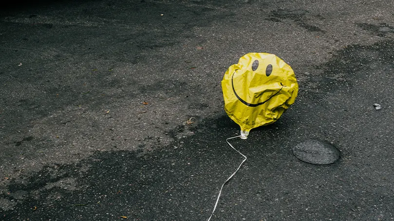 Image d'un ballon dégonflé avec un smiley dessus