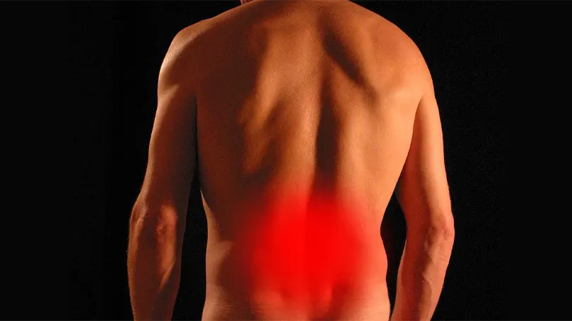 Le dos d'une personne dont le bas du dos est rouge.