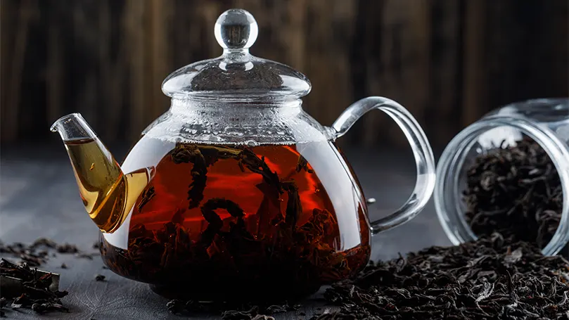 Image d'une théière remplie de thé noir