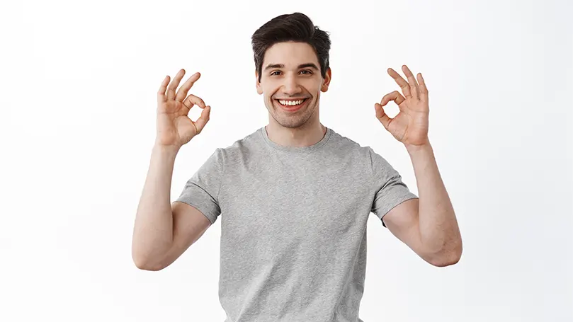 Image d'un homme faisant le signe "ok" avec ses mains.