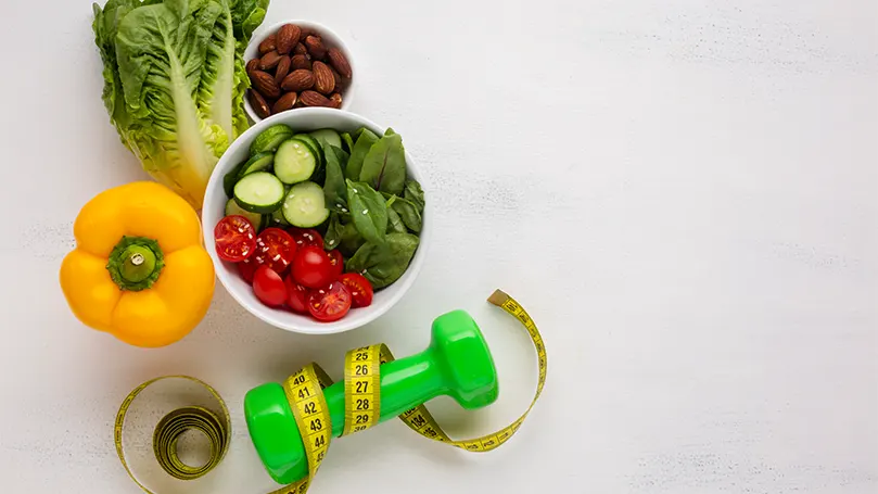 Une image d'aliments sains et un poids utilisé pour l'exercice