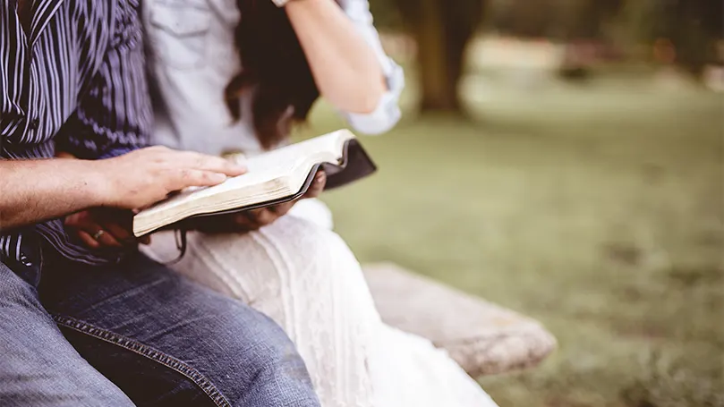 Image d'une personne lisant un texte religieux