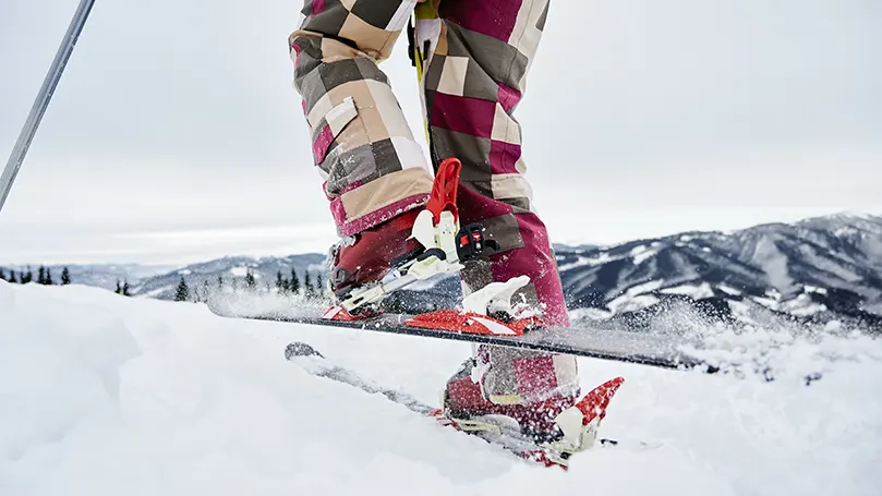 Image des jambes d'une personne sur des skis.