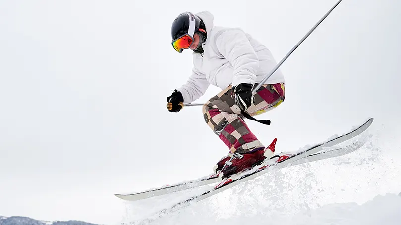 Image d'une personne en train de skier.