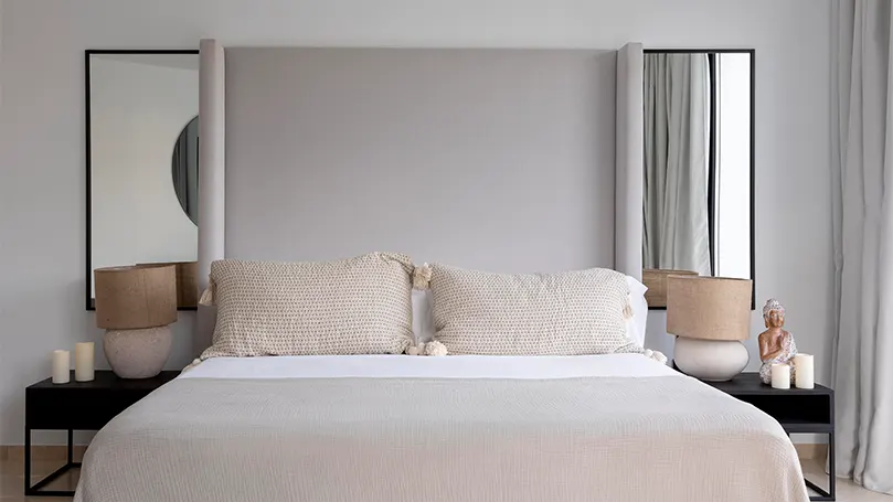 Image d'un nouveau lit dans une chambre à coucher