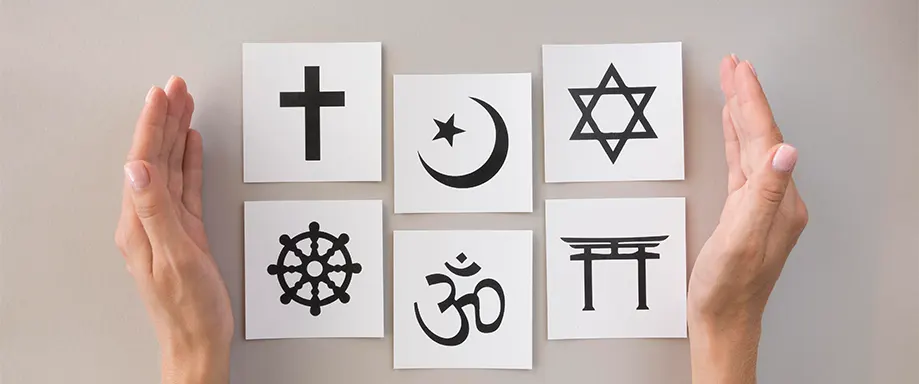 Les mains ouvertes aux différentes religions