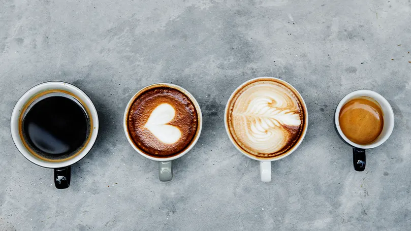 Une image de quatre tasses de café différentes