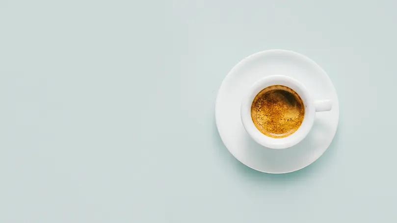 Image d'une tasse de café sur une table blanche