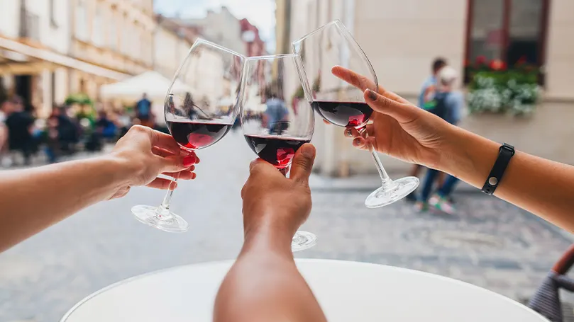 Image de trois personnes tenant des verres à vin.