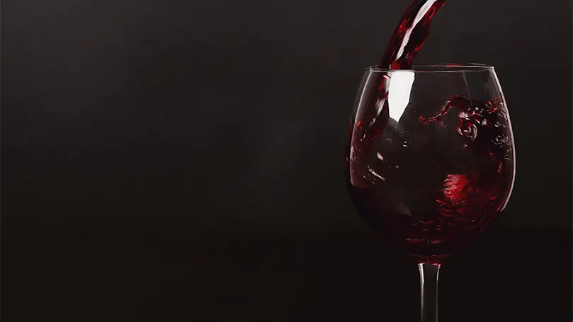 Image d'un vin rouge versé dans un verre.