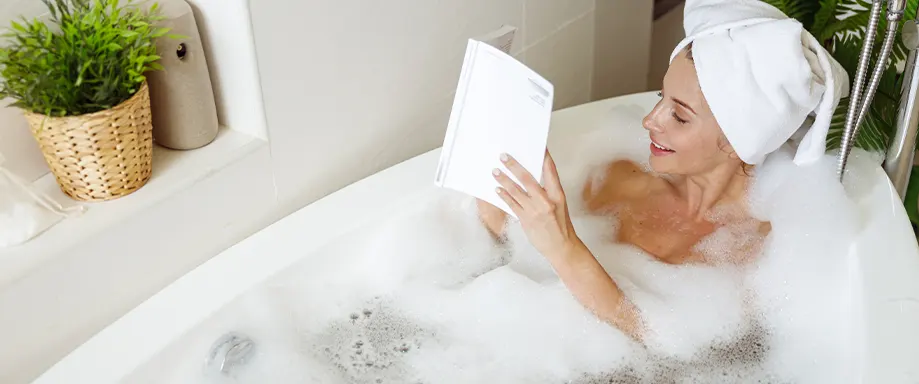 Femme lisant un livre dans une baignoire