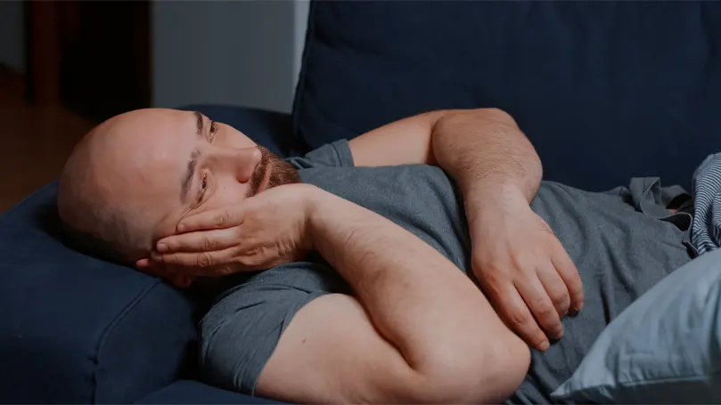 Image d'un homme au lit, inquiet et incapable de dormir.