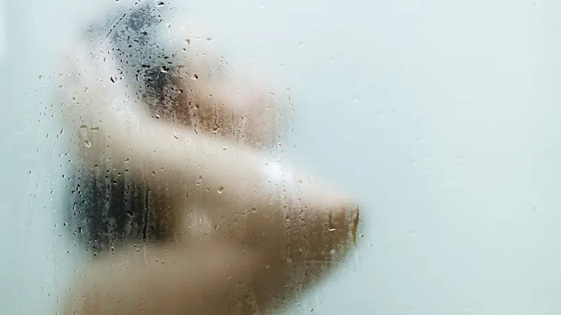 Image d'une femme prenant une douche.