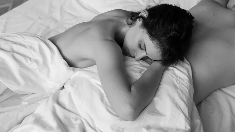 avantages du sommeil-commando_femme-et-homme-dormant