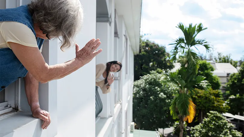 Image d'une femme faisant signe à son voisin