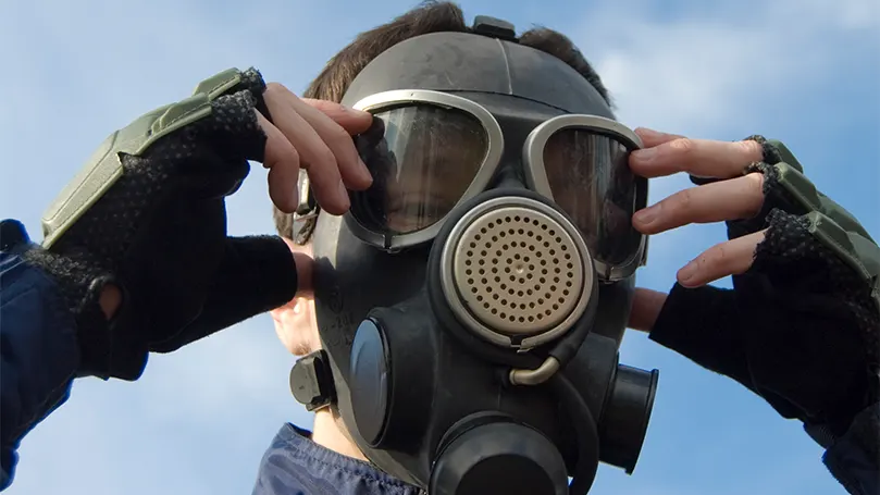 Image d'une personne portant un masque pour se protéger des produits chimiques dangereux.