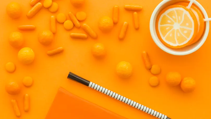 Image de vitamines sur fond orange.