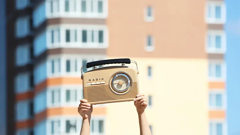 Image d'une personne tenant une radio.