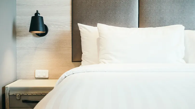 Image d'un lit avec des oreillers et une couette.