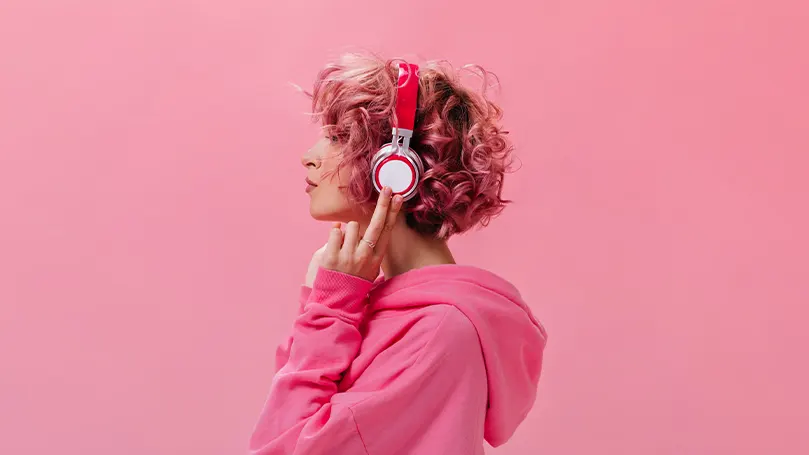 Image d'une femme écoutant de la musique avec des écouteurs.